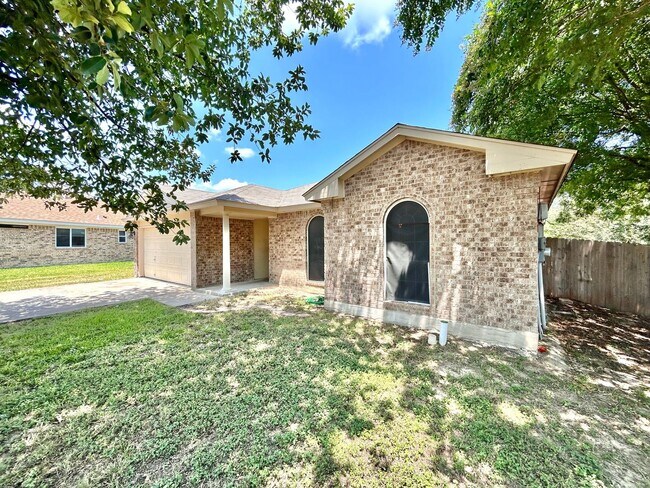Building Photo - 404 Mesquite Cir