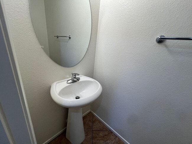 Building Photo - 3 Bedroom / 2.5 Bath Southwest Home