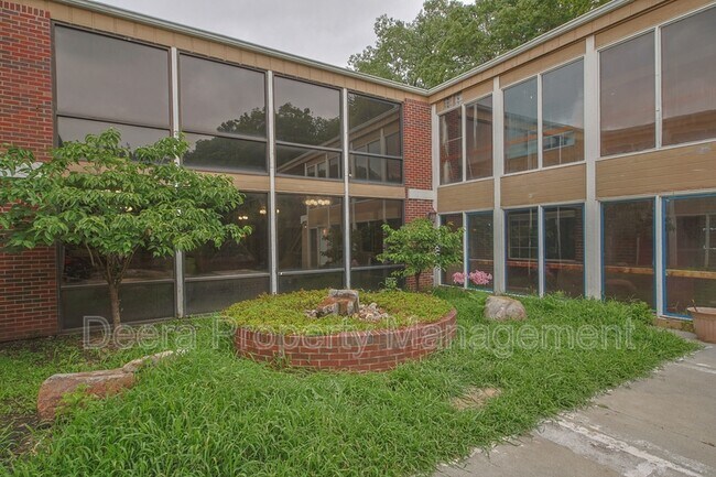 Building Photo - 6016 Leavenworth Rd