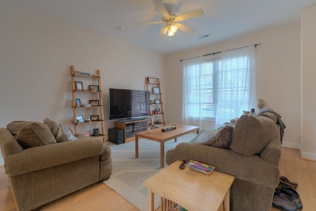 Building Photo - 250 Sheliah Ct