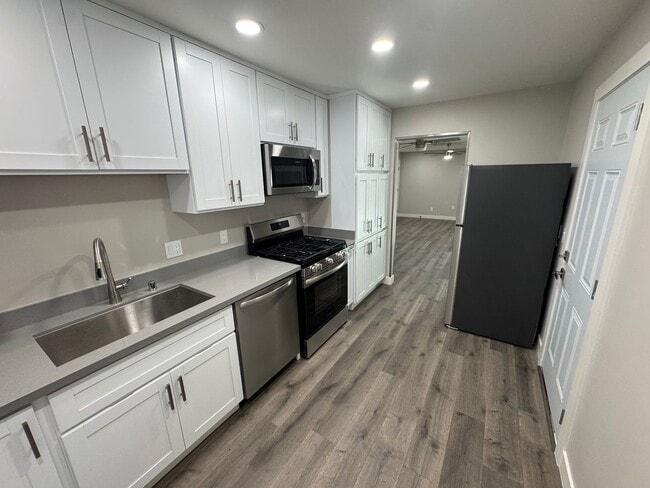 Building Photo - Recently Remodeled 2BD/1BA Duplex Near Dow...