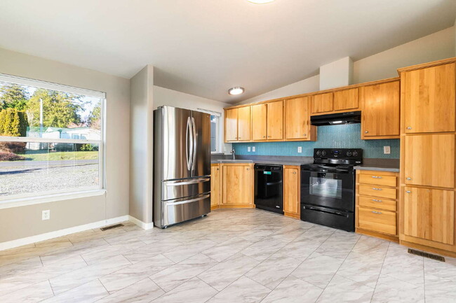 Building Photo - Breathtaking 3-Bed Beachfront Retreat with Scenic Views in Ferndale