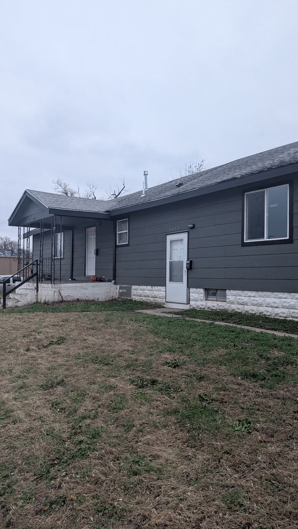 Building Photo - Spacious 3 Bedroom, 2-Bathroom Duplex - Pet Friendly - Section 8 Welcome!