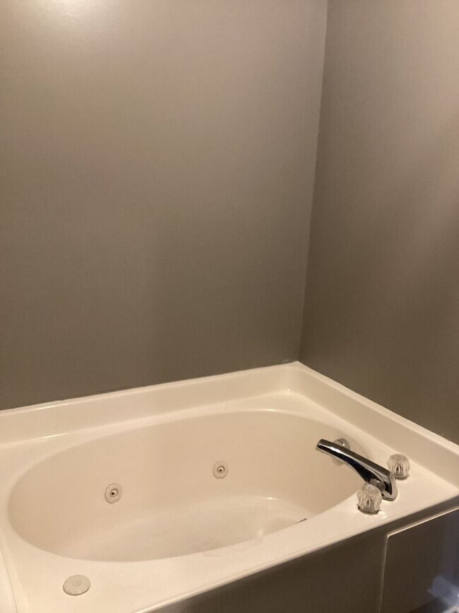 Building Photo - 116 Rosecliff Cir