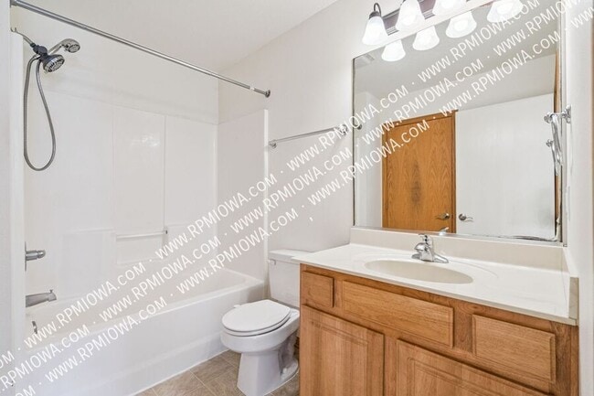 Building Photo - 513 E 4th St