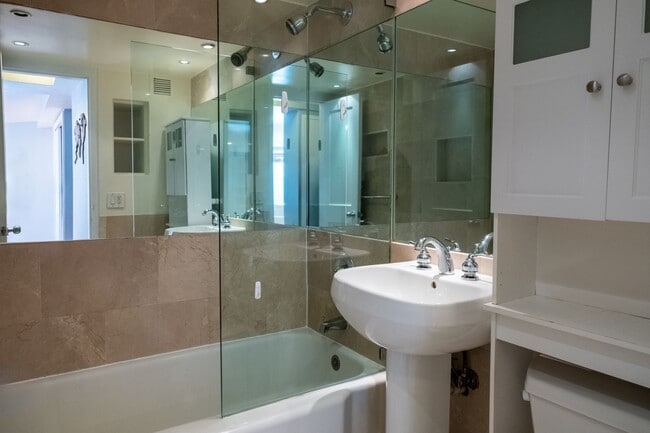 Building Photo - Bright and Peaceful One-Bedroom with Built-Ins and Rooftop Views