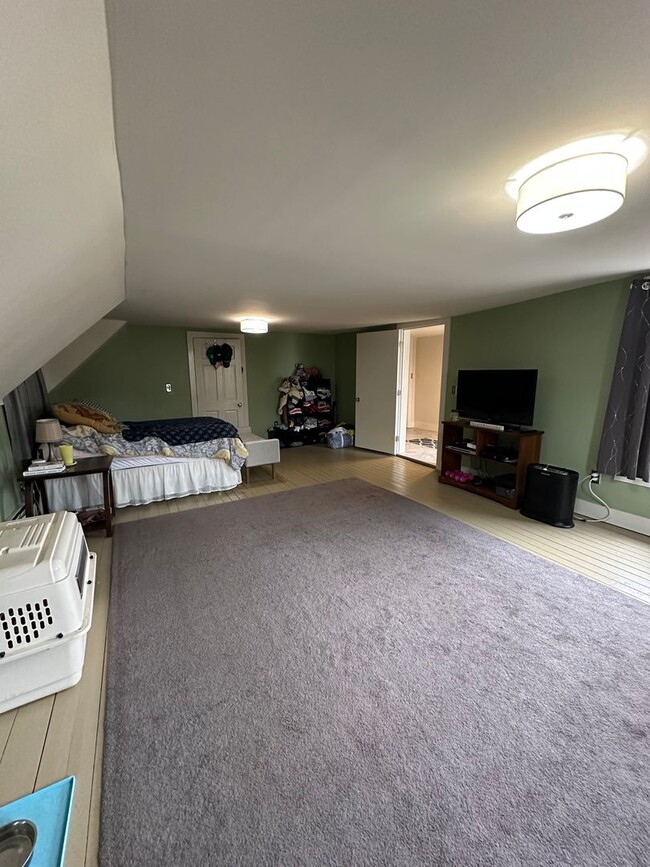 Building Photo - Spacious Single-Family House - Close to Mi...