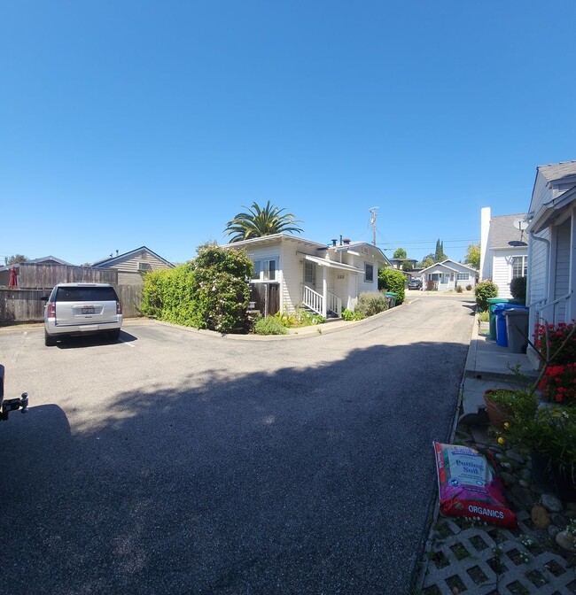 Building Photo - Cute standalone Bungalow in SLO! Off of Gr...