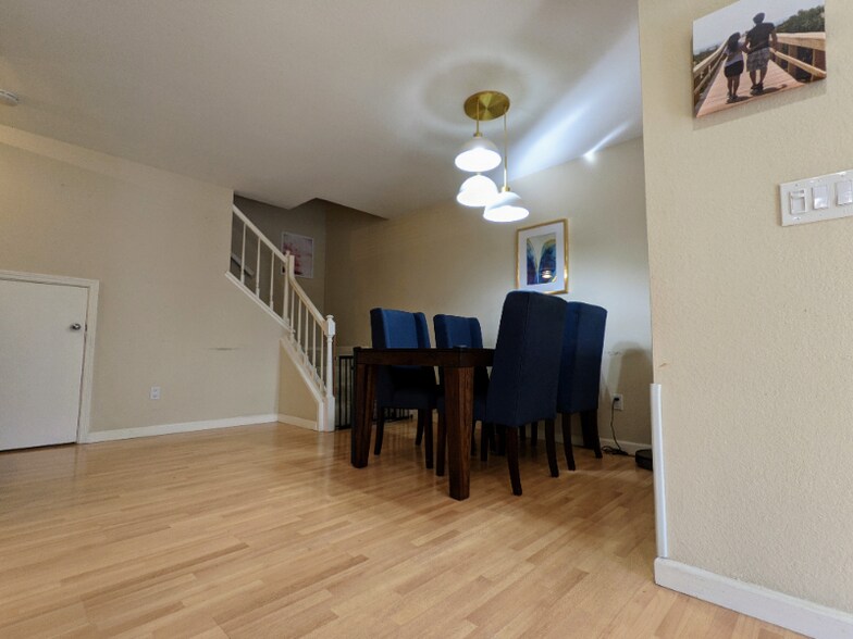 Building Photo - 328 W Sunnyoaks Ave