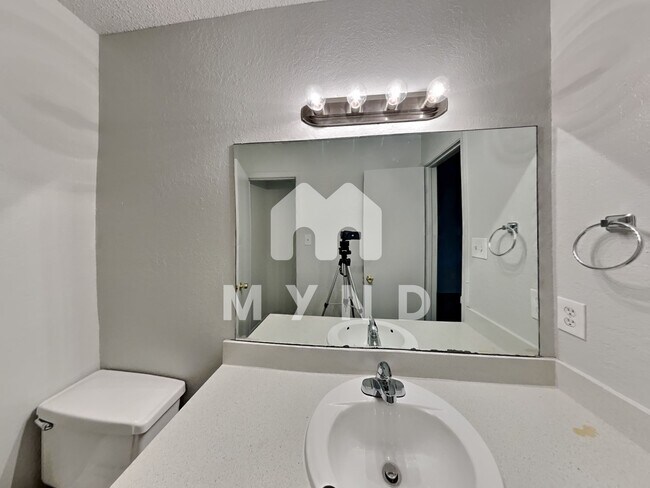 Building Photo - 1303 1/2 Berry Dr Apt A