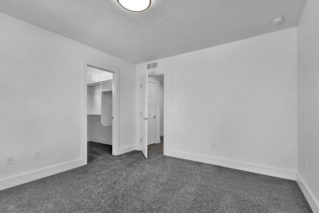 Building Photo - Modern Comfort & Rustic Charm in Prime Boi...