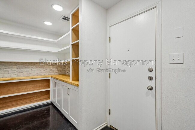 Building Photo - 315 Hollow Grove