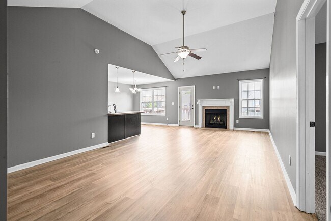 Building Photo - Pet Friendly Three Bedroom!