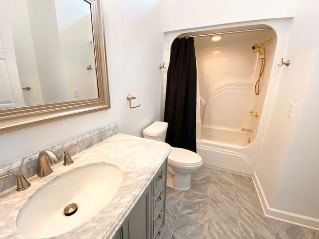 Building Photo - FULLY-FURNISHED GORGEOUS TOWNHOME!