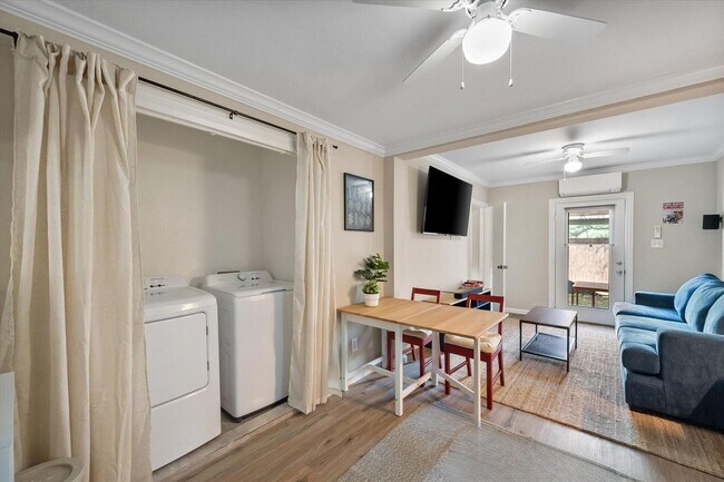 Building Photo - Fully Furnished, Fully Updated, Fully Fort Worth!