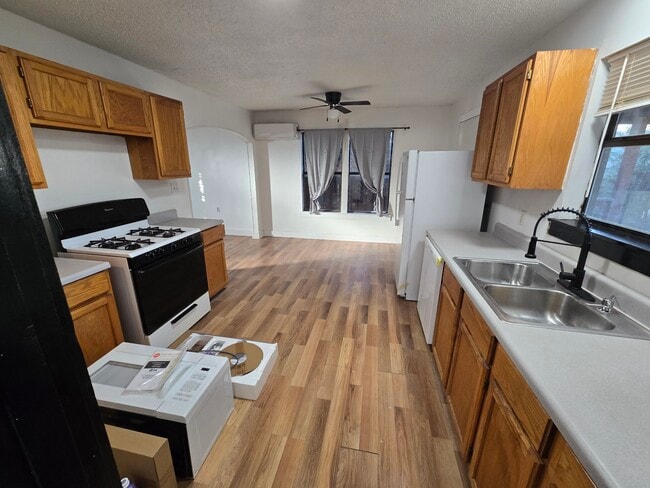 Building Photo - 1210 N Crain St