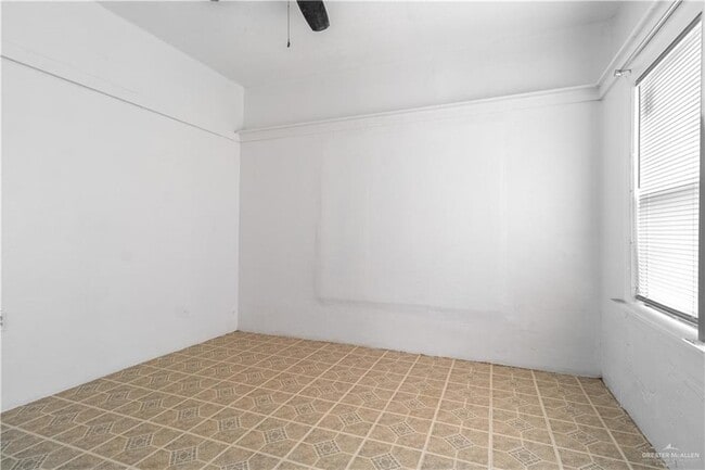 Building Photo - 606 E Kelly Ave