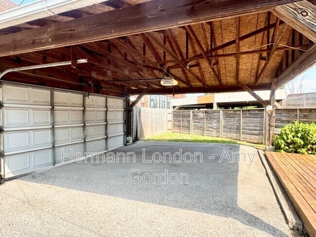 Building Photo - 2145 Victor St