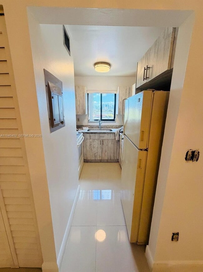 Building Photo - 2046 W Flagler St