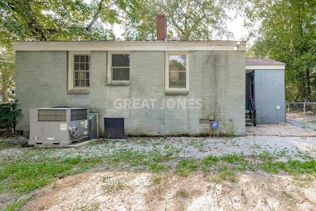 Building Photo - 2500 Putnam St
