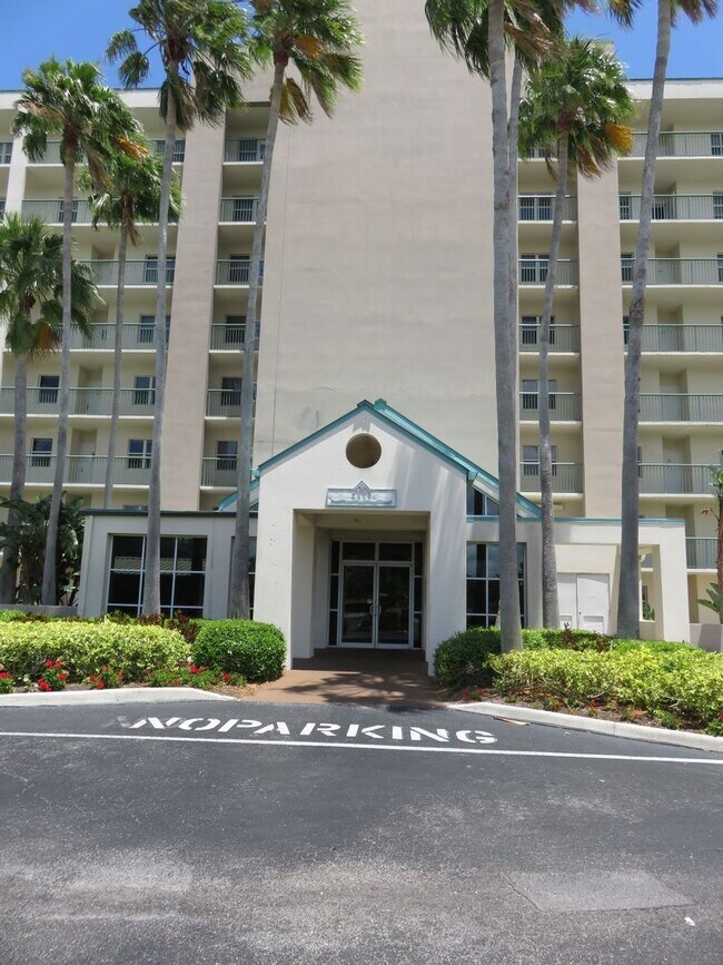 Building Photo - Turnkey 2/2 in a resort community golf and...