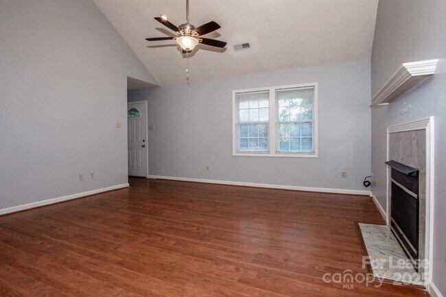 Building Photo - 408 Lytton St
