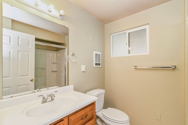 Building Photo - Kirkland Rambler for rent! Contact Jennifer for a showing 4252238096