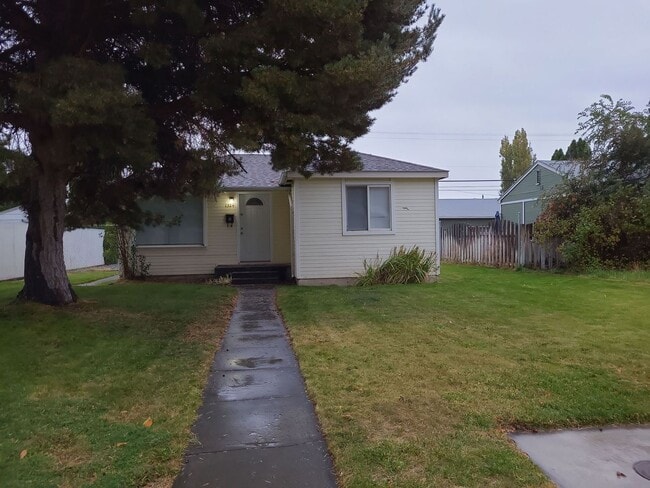 Primary Photo - 1/2 OFF JUNE RENT - House in Ephrata