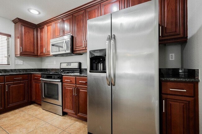 Building Photo - 3 Bedroom, 2.5 Bath Two Story Home in Sout...
