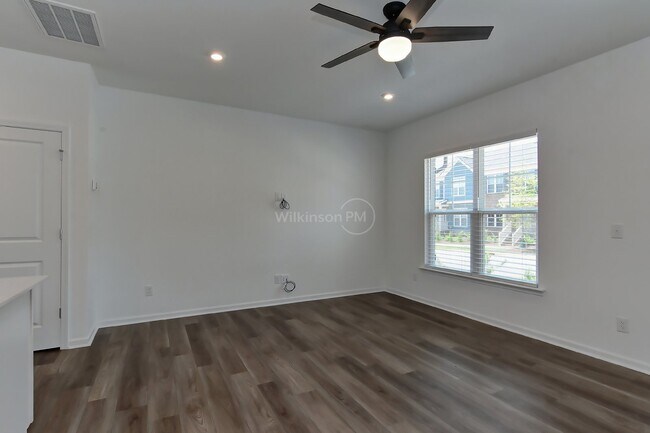 Building Photo - Beautiful 3BD/2.5BTH Townhouse with Commun...