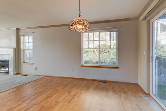 Building Photo - Single Level 3 Bed 2 Bath Home