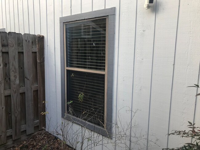 Building Photo - Beautifully Renovated Home in The Reserve!