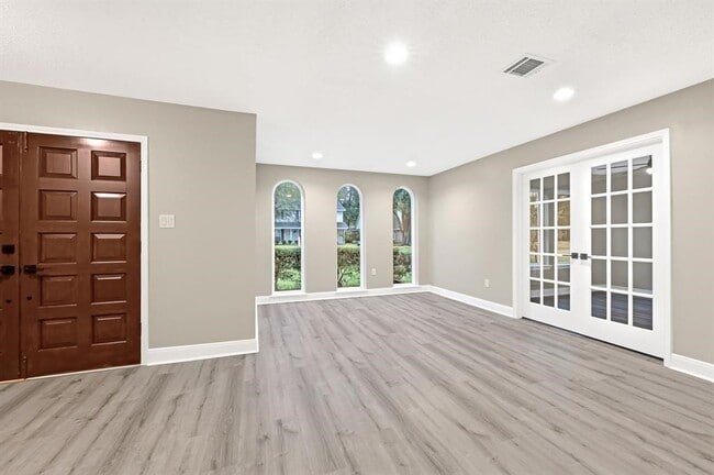 Building Photo - 5730 Old Lodge Dr