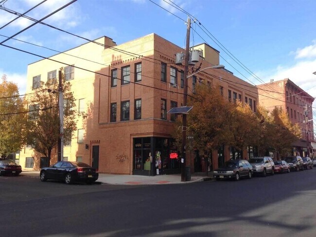 Building Photo - 353 Grove St