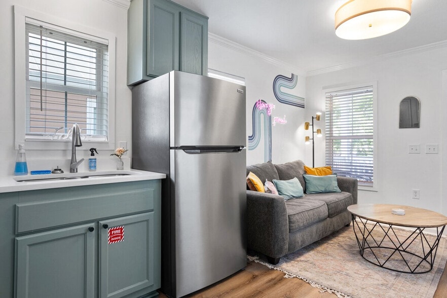 Building Photo - 1911 Government St