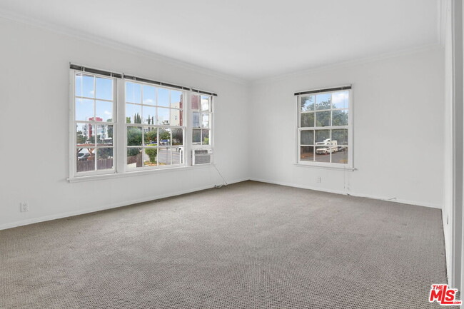 Building Photo - 314 N St Andrews Pl