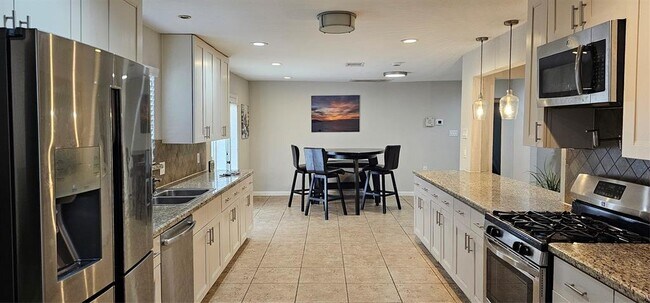 Building Photo - 10022 Cedardale Dr