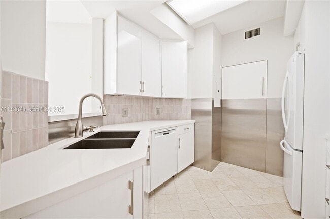 Building Photo - 888 Brickell Key Dr
