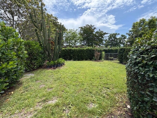 Building Photo - 4019 Woodside Dr