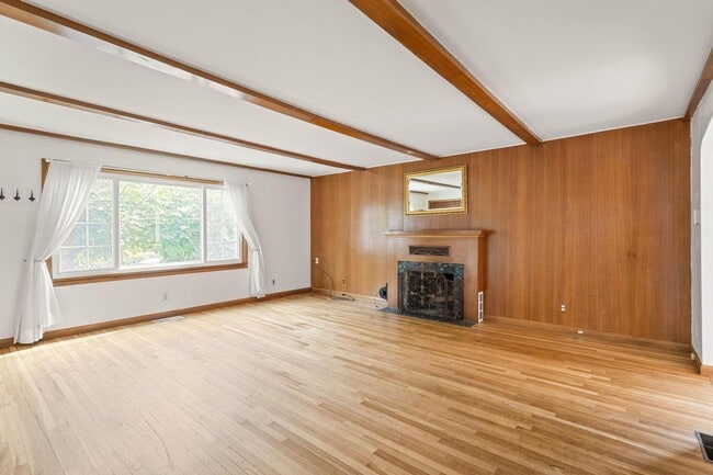 Building Photo - Amazing vintage 2-bdrm/2-bath Cully home—Giant garden, detached art studio, great location