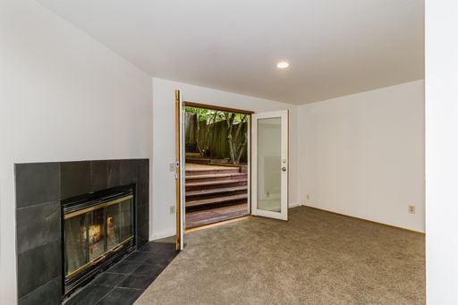 Building Photo - Maple Leaf 2-story 3 bed/2.5 bath with deck and garage available now for $3700!!