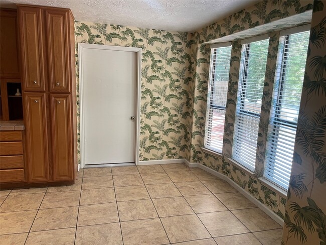 Building Photo - 302 Somerset