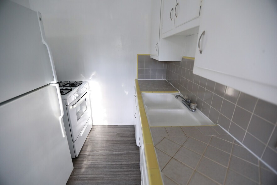 Building Photo - 260 S Sycamore Ave