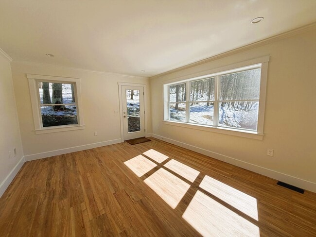 Building Photo - 125A Tamarack Rd