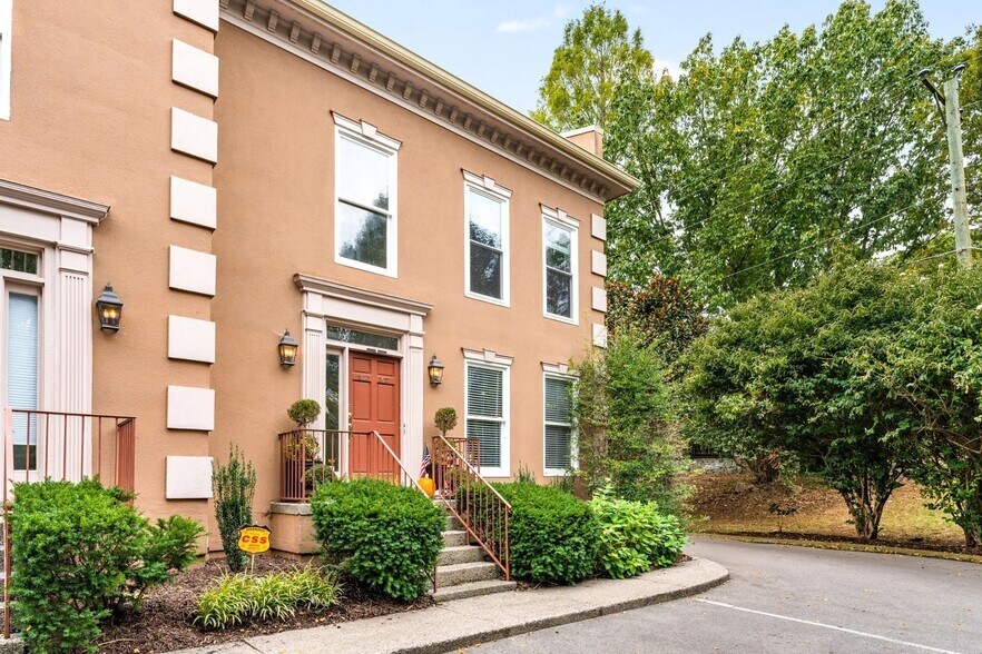 Building Photo - 3025 Woodlawn Dr