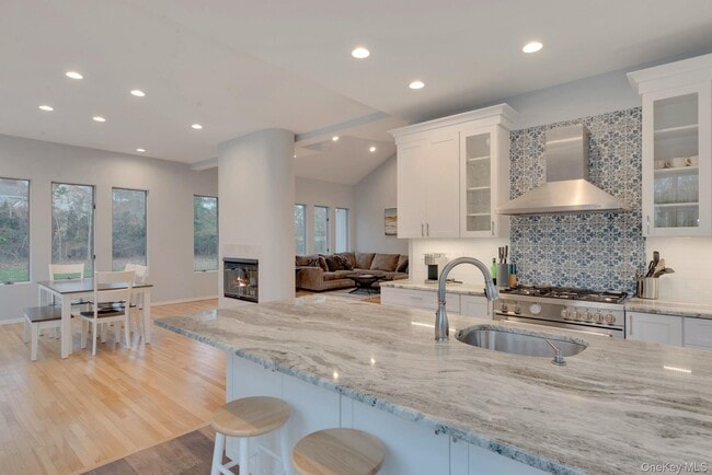 Building Photo - 35 Bay Ave W