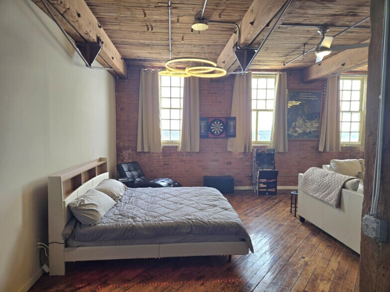 Building Photo - 227 Iron St