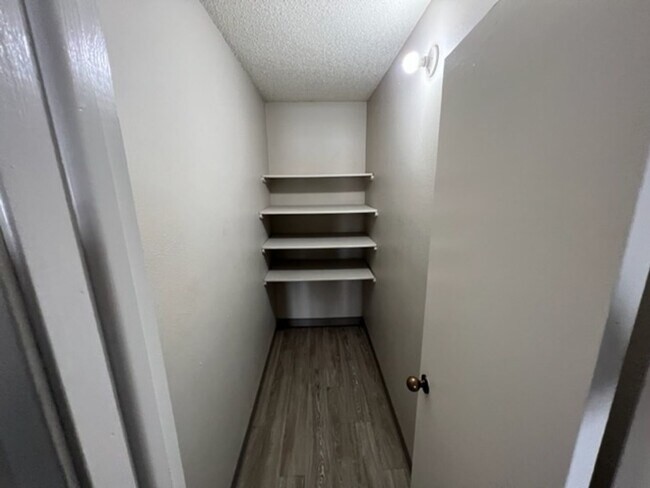 Building Photo - Conveniently Located Downtown Apartment!