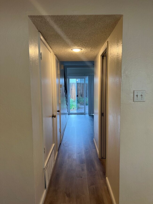 Building Photo - Cute Central Sparks Townhouse