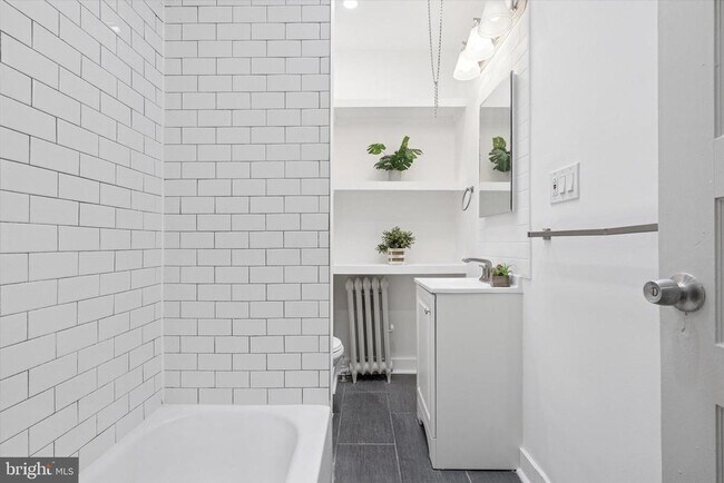 Building Photo - 5551 Addison St